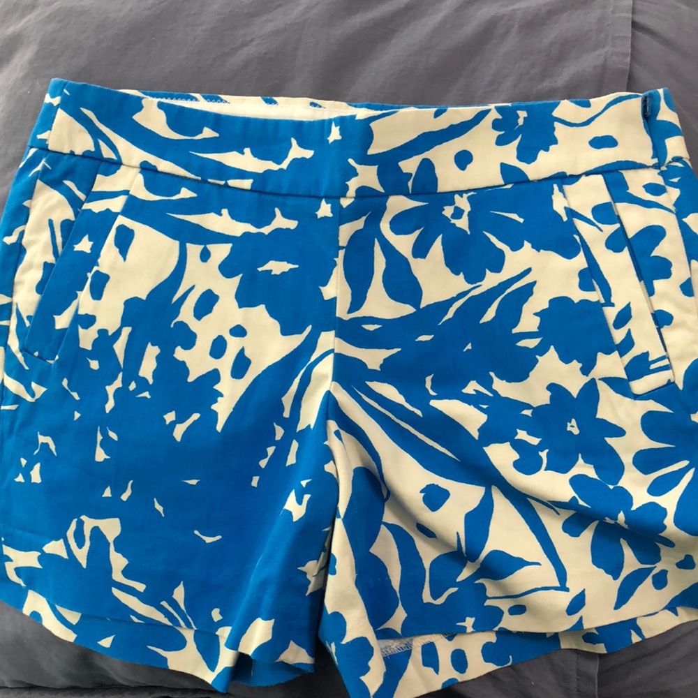 J Crew shorts. Size 6. Side zip with hook and eye closure. 100% cotton.